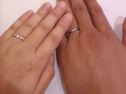 ダイヤの輝きとデザインに惹かれました