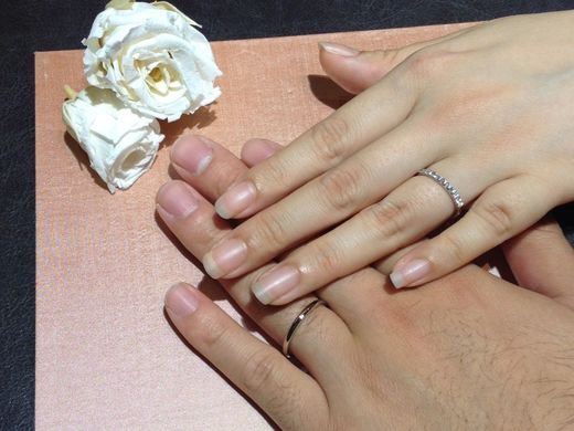 ハーフエタニティリングのデザインと、ダイヤのキレイさで決めました