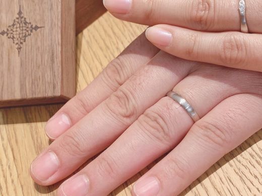 【高知店】たくさんの指輪のなあから2人が気にいる指輪が見つかりました。