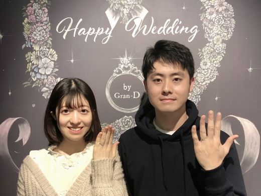 指に沿うような華奢V字リング