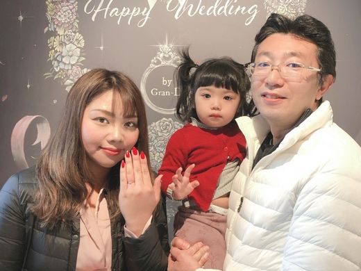 指に光る美しいダイヤモンド