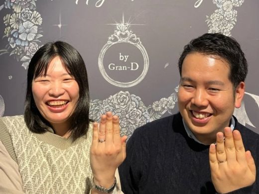 肌馴染みの良いシャンパンゴールド素材に♪