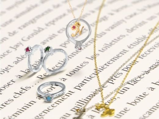 リングの内側に誕生石か、プラチナのベビーリングどちらかを選んで頂いてプレゼント