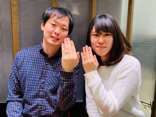 ふたりを繋ぐ赤い糸が込められた世界にひとつの特別な杢目金屋の結婚指輪