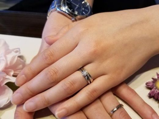 俄の婚約指輪を持って京都でプロポーズしました。結婚指輪は同じ和風の杢目金屋のリングです