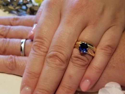 ダイヤモンドではなく、サファイアの婚約指輪が欲しくて。