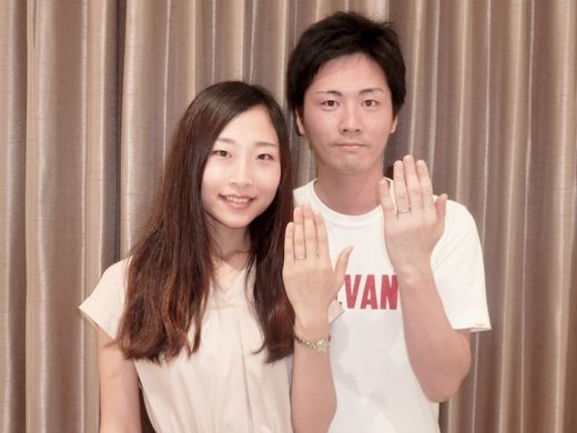 くつろぎの空間で選んだエンゲージリングとマリッジリング