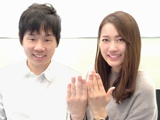 柔らかいV字ラインが魅力のリング