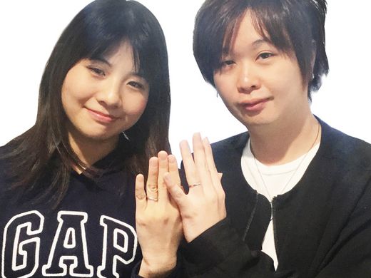 寄り添いあうマリッジリング