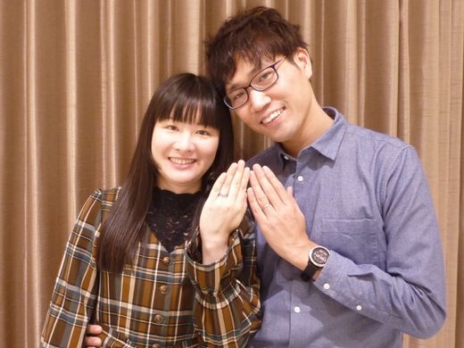 ブルーのグラデーションを楽しむ結婚指輪
