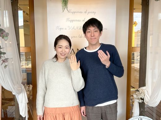 結婚指輪の表面の模様がすごく綺麗な仕上がりで、とても満足です！