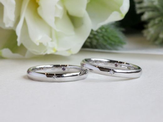たくさん試着して辿り着いた、シンプルで二人好みの結婚指輪