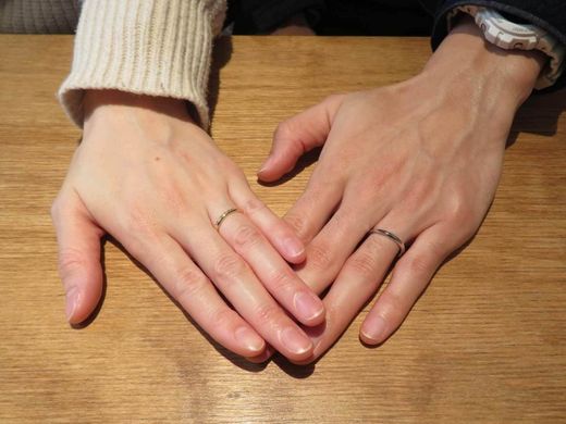 念願のカスタマイズで完成した、シンプル＋二人のセンスの結婚指輪