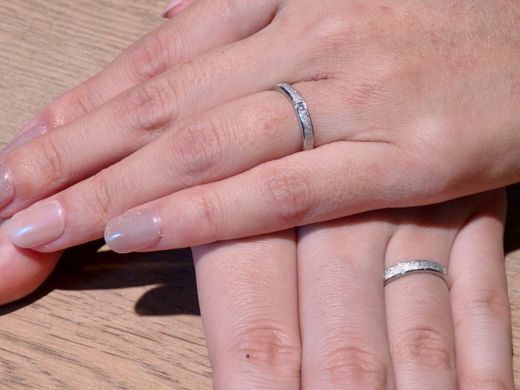 藤の花をデザインした刻印に、二人だけのストーリーが宿る結婚指輪