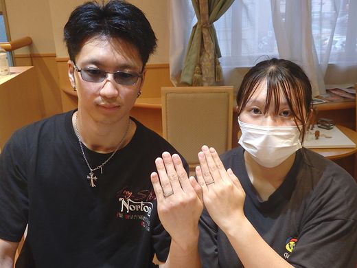 人と被らない 桜の彫り模様＋ピンクサファイアの結婚指輪