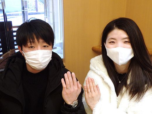 お互いの誕生石をセットした結婚指輪