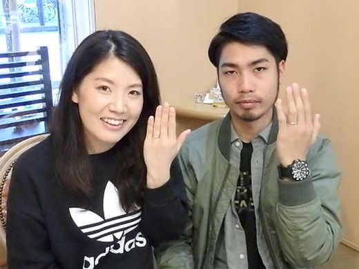 指がきれいに見えるＶラインの結婚指輪