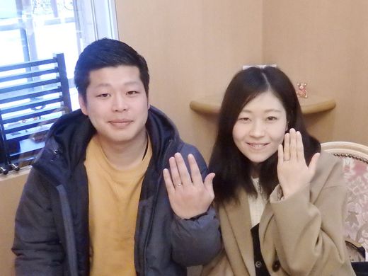 サプライズプロポーズ成功後にふたりで結婚指輪を