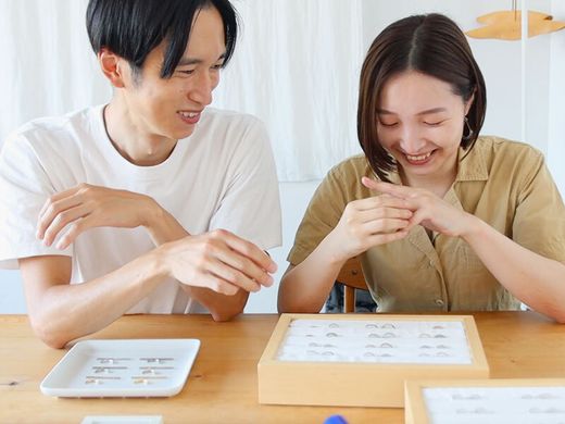 おふたりらしい自然体な姿の結婚指輪に