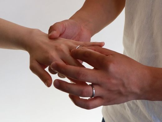 指輪をつけた自分の指を見るたびに