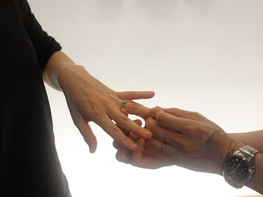 縁結びの場が背景にある