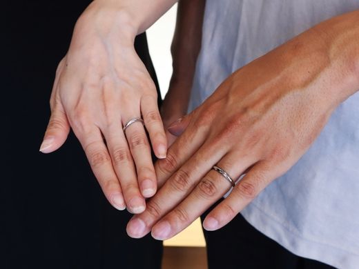 指輪をつけて笑顔になれそうです。