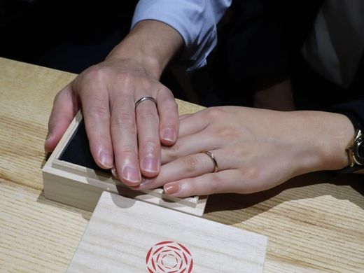 「風結」の指輪がとても綺麗で