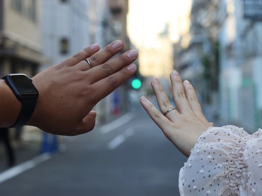 談笑しながら指輪選びを