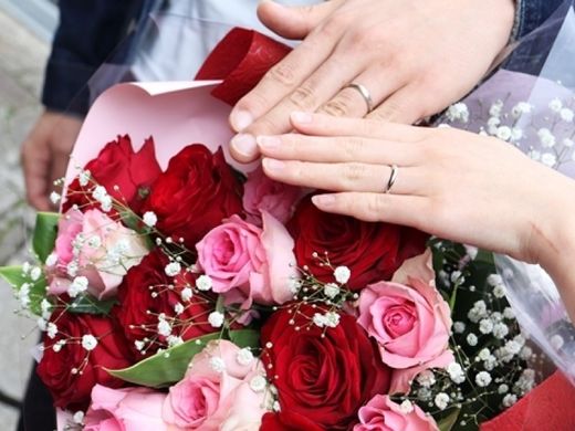 サプライズに薔薇の花束を