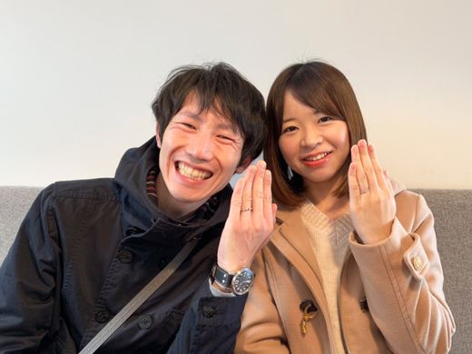 「婚約指輪との重ね着けができるように、シンプルに。」