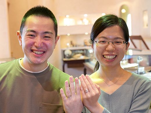 複雑だけれども、一見では単純な不思議で魅力的な指輪が印象的なお店です。