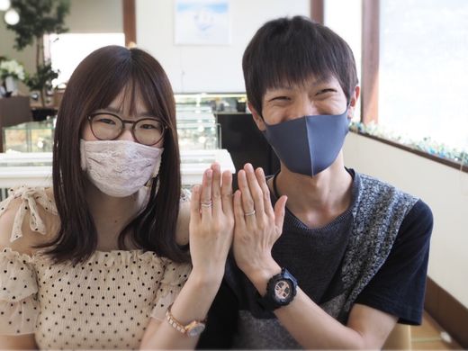 可愛いデザインで感動しました。お写真撮影など思い出に残るサービスをありがとうございます。説明も分かりやすく親切に対応していただきありがとうございました。指輪大切にします♡