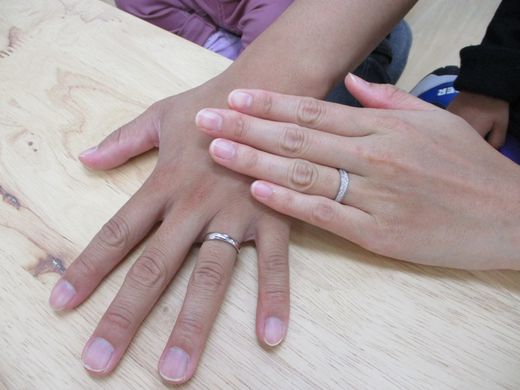 私のこだわりを一緒に選んでくださり、とても親切な対応をしていただいたおかげで希望の指輪を選ぶことができ、とても満足です。