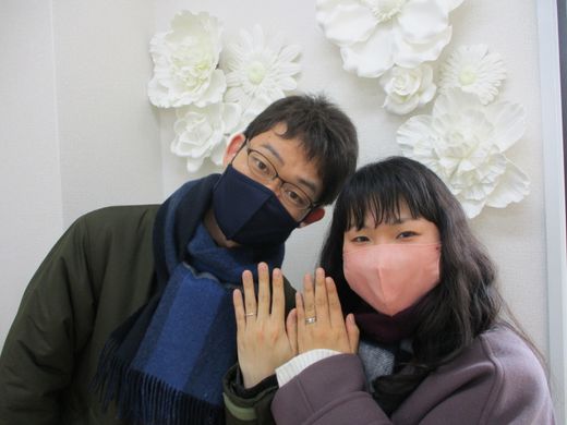 婚約指輪をもらったときは、とても驚きましたが、幸せな日になりました。婚約指輪・結婚指輪ともにブルーダイヤでとても気に入っています。担当してくださった方も優しく丁寧に接客してくださり嬉しかったです。