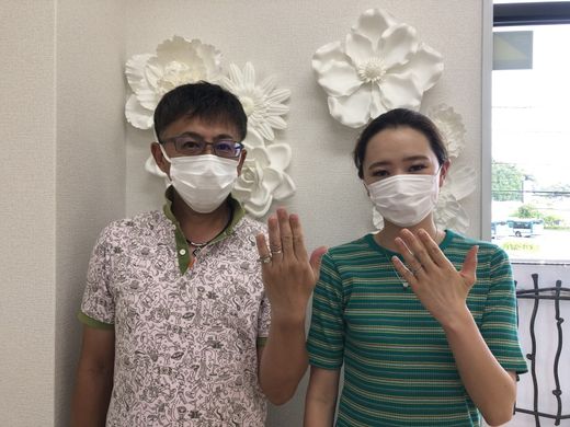 丁寧にご対応いただき初来店でその場で即決しました！また、納期も約束の日にちより早く全てにおいて満足です。入籍日前に間に合いました。ありがとうございました。