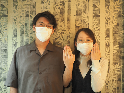 一生に一度の買い物なのでなかなか選ぶのに悩んでおりました。和のデザインで探していたのが来店のきっかけでした。店員さんに優しく教えていただき、導ていただきました。これが一番と思える指輪に出会えました。