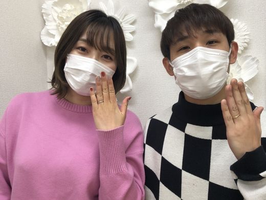 指輪の種類が豊富で迷いましたが、スタッフさんの的確なアドバイスのおかげで割とすぐに決めることができました。指輪のデザインも可愛くて夫婦共に大満足です！ありがとうございました。