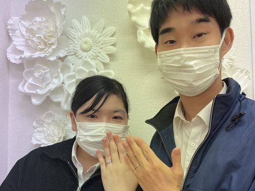 指輪を手にして、結婚したという実感が段々と湧いてきました。指輪選びにじっくり相談に乗っていただいた店員さんには感謝です。ありがとうございました。
