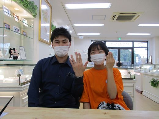 接客がとても丁寧で、真摯に指輪探しのお手伝いをしてくださいました。おかげで、納得のいく素敵な指輪に出会うことが出来ました。とてもいいお店です♡