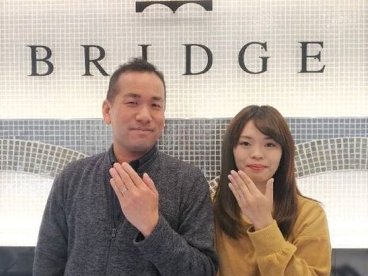 スタッフと楽しい時間を共有しながら指輪選び♪