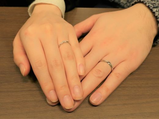 一目ぼれで決めた結婚指輪は、スタイリッシュなデザイン