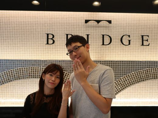 細身で上品なデザインのリングに一目惚れしました。素材のアレンジ等、相談に乗ってくれて安心感もとてもありました。