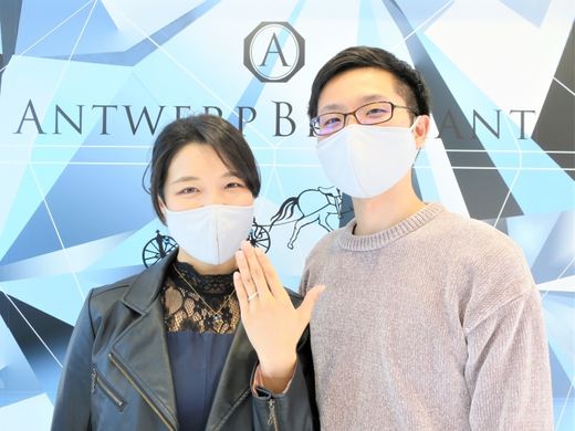 美しいプリンセスカットの婚約指輪を見つけることができました！