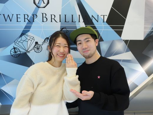 プロポーズは、ダイヤモンドが周りにキラキラしている婚約指輪が素敵。