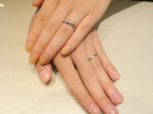 シンプルな婚約指輪とかわいい結婚指輪を重ね着けして決めました！