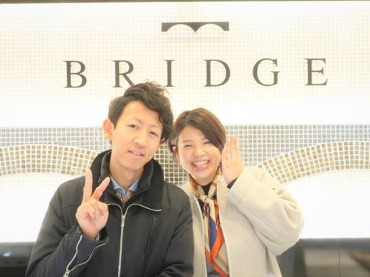 こだわりの刻印【みずがめ座のパワー】がポイント、シンプルでかわいい婚約指輪♪