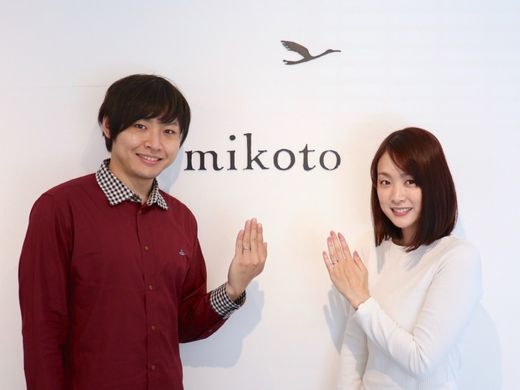 個性的なギメルリングを色違いでお仕立てした結婚指輪