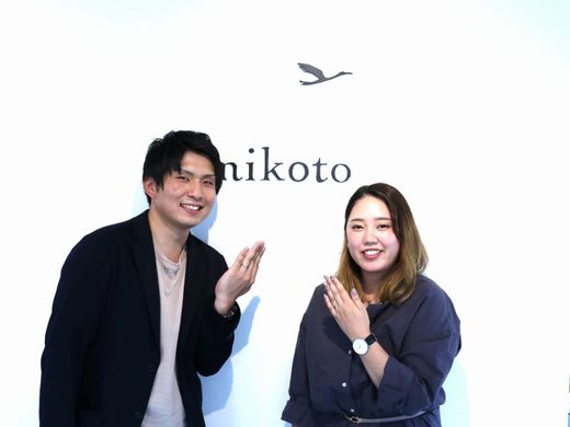 ぷっくり猫のシルエットと重ねることで完成する一輪のバラの結婚指輪