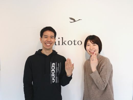 アンティークな印象の婚約指輪と、お揃いにこだわったマットな結婚指輪