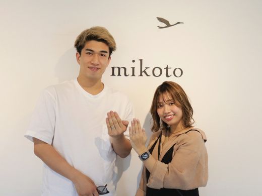 シンプルなデザインにタガネ彫りでアクセントをつけた結婚指輪